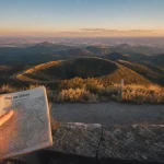 A voir en Auvergne Puy de Dôme : vue du cratère au golden hour
