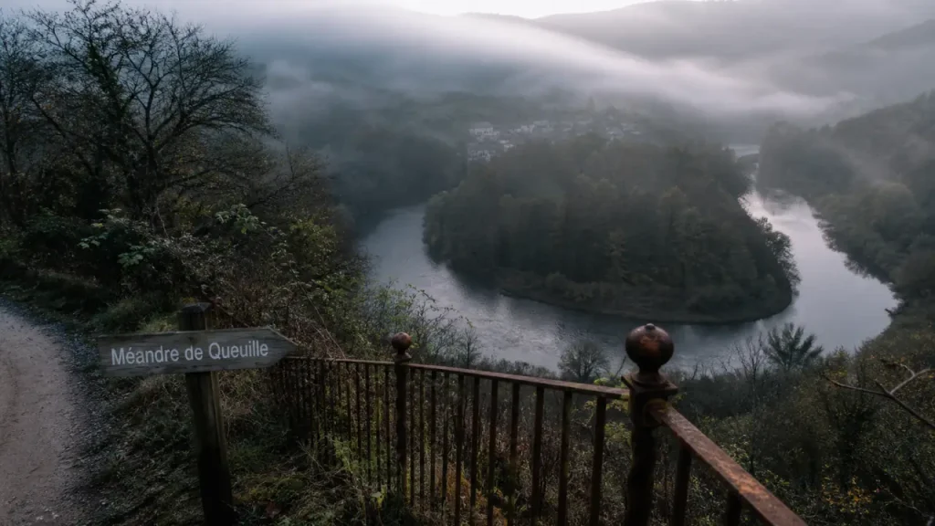 Combrailles Auvergne tourisme : méandre de la Sioule, village en brume