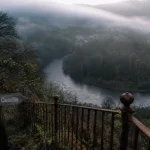 Combrailles Auvergne tourisme : méandre de la Sioule, village en brume