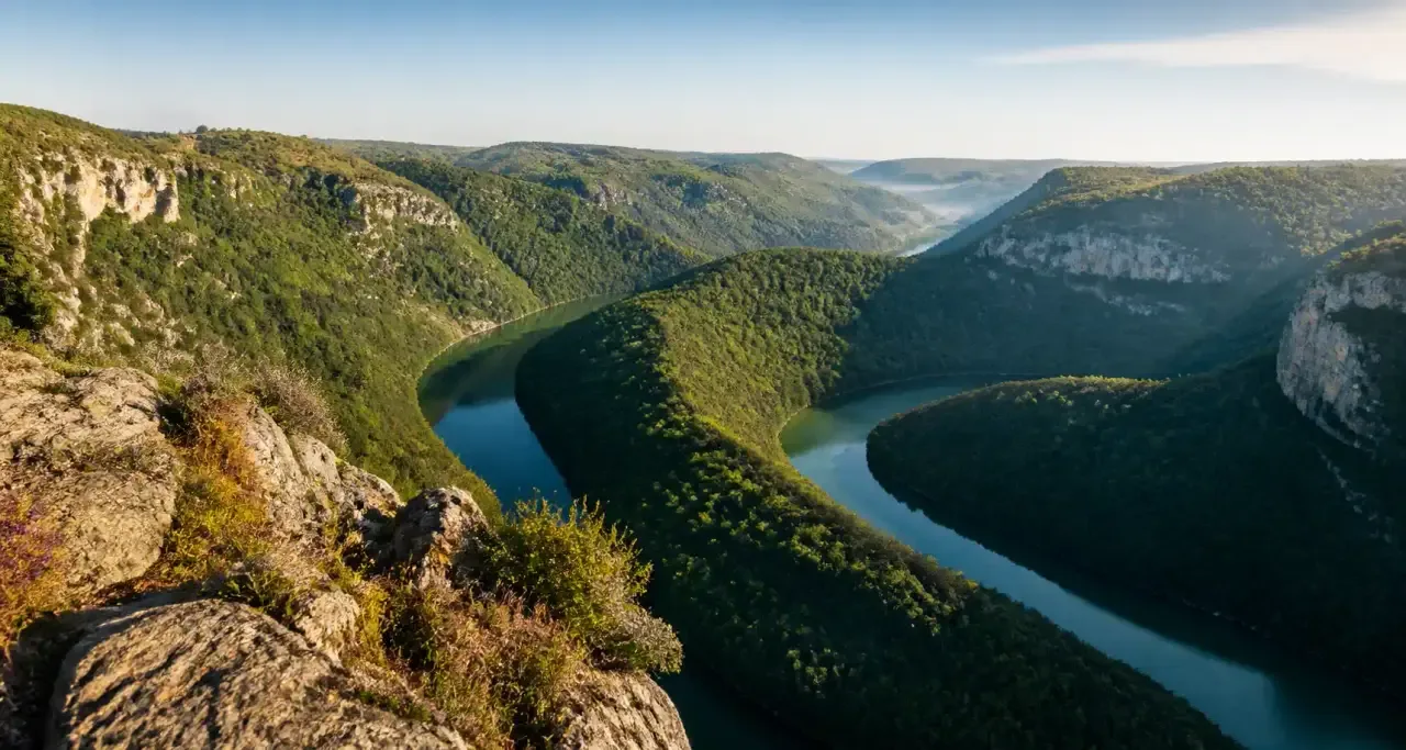Volcans, lacs et villages : le guide de l Auvergne, des randonnées aux bonnes adresses.