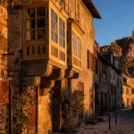 Murat auvergne tourisme : ruelles du centre historique et rocher de Bonnevie