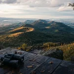 Volcan auvergne : puys de la Chaîne des Puys depuis un belvédère