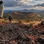 Sentier dans l’activité volcans d auvergne vers un cratère, randonnée