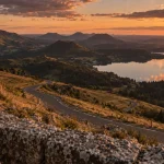 Auvergne lieu a visiter : Puy Mary et volcans au coucher du soleil, lac miroir