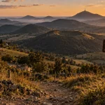 Auvergne lieux a visiter : vue Puy de Dôme, route vers le village