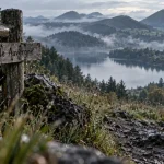 Boucle randonnée Auvergne : sentier, lac d’altitude brumeux, puys et volcan
