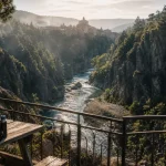 Vue des gorges de l allier depuis un belvédère au-dessus de la rivière
