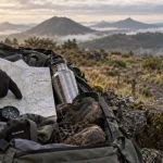 Parcours randonnée auvergne : carte et boussole près d’un volcan