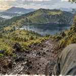Petite randonnée auvergne : sentier humide vers un lac sombre et un volcan