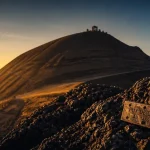 Photo du puy de dome en auvergne au lever du soleil