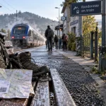 Randonnée en Auvergne accessible en train : sac et billets TER sur un quai de gare
