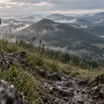 Sites à visiter en Auvergne : sentier vers lac de cratère et village de la Chaîne des Puys