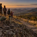Visiter les volcans d auvergne en famille, sentier vers le Puy de Dôme au coucher du soleil