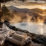Week end spa auvergne rhone alpes : jacuzzi fumant, pierre volcanique, vue montagne
