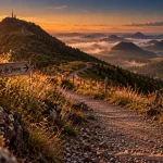 Auvergne tourisme les incontournables : chemin vers le Puy de Dôme, lacets au coucher du soleil