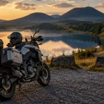 Auvergne tourisme moto : moto au bord d’un lac auvergnat, paysages volcaniques