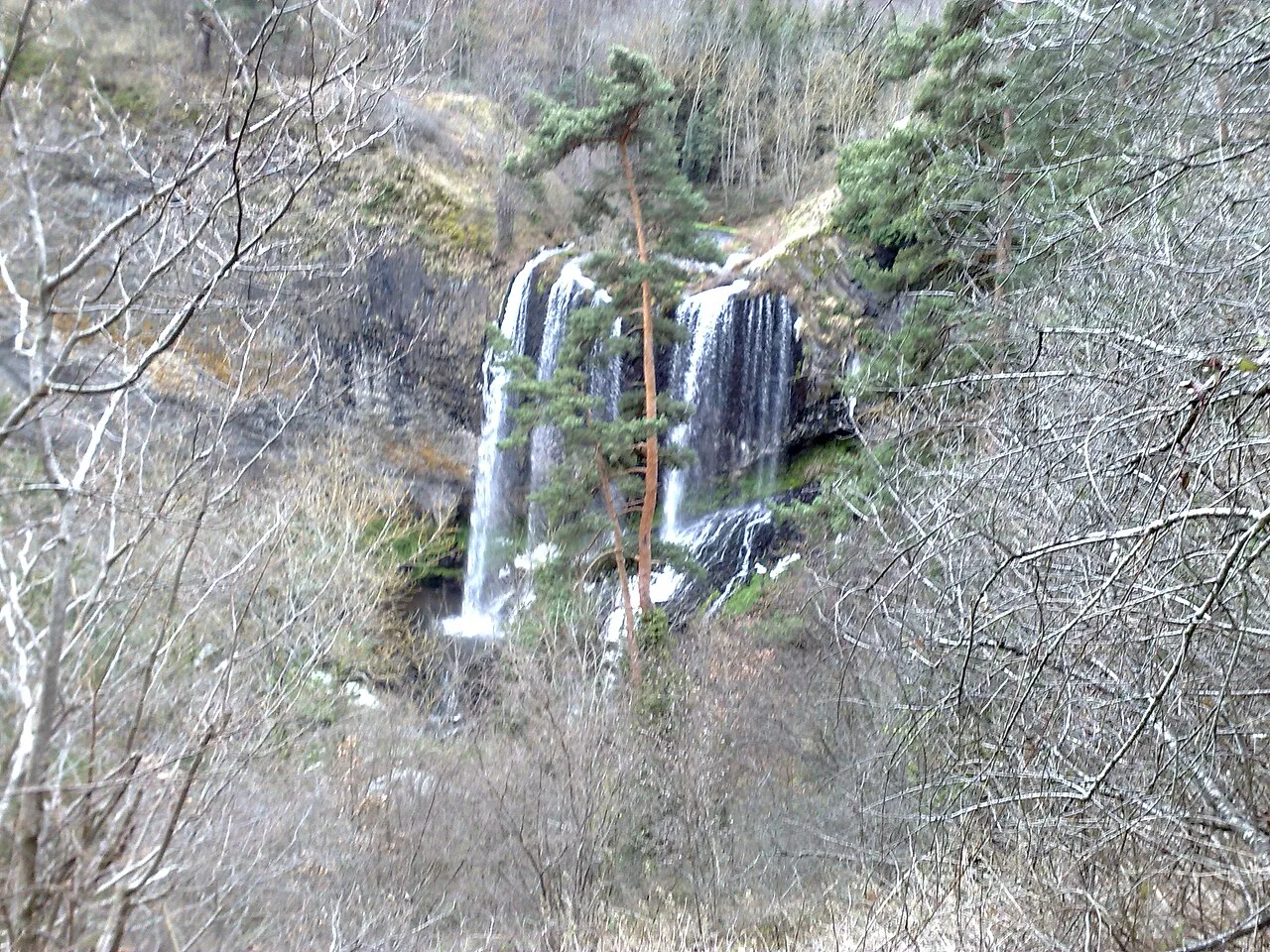 Chute de la Beaume au pied des falaises de basalte.