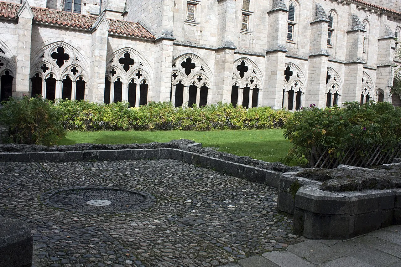 Fontaine et galerie du cloître de l’abbaye de La Chaise-Dieu.