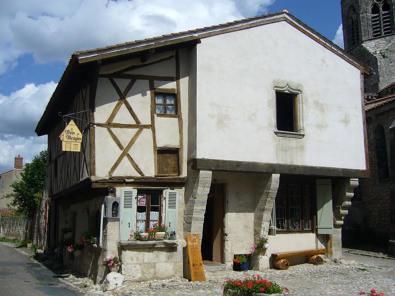 Maison à colombages dans le village de Charroux