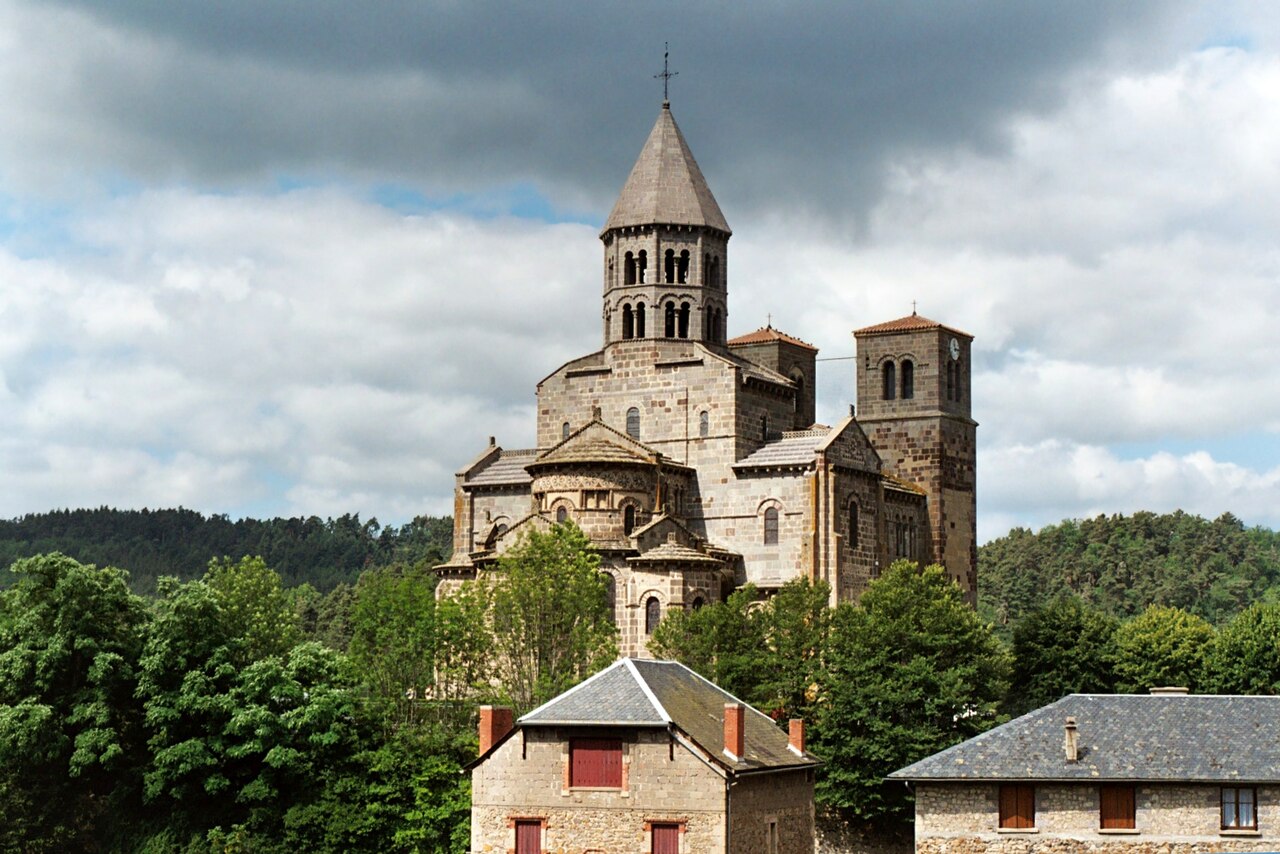 Chevet de l'église de Saint-Nectaire sur son promontoire.