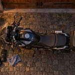Hébergement motard auvergne : moto près d’un garage et séchoir