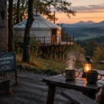 Hébergement nature Auvergne : cabane sur terrasse bois, vue clairière volcanique