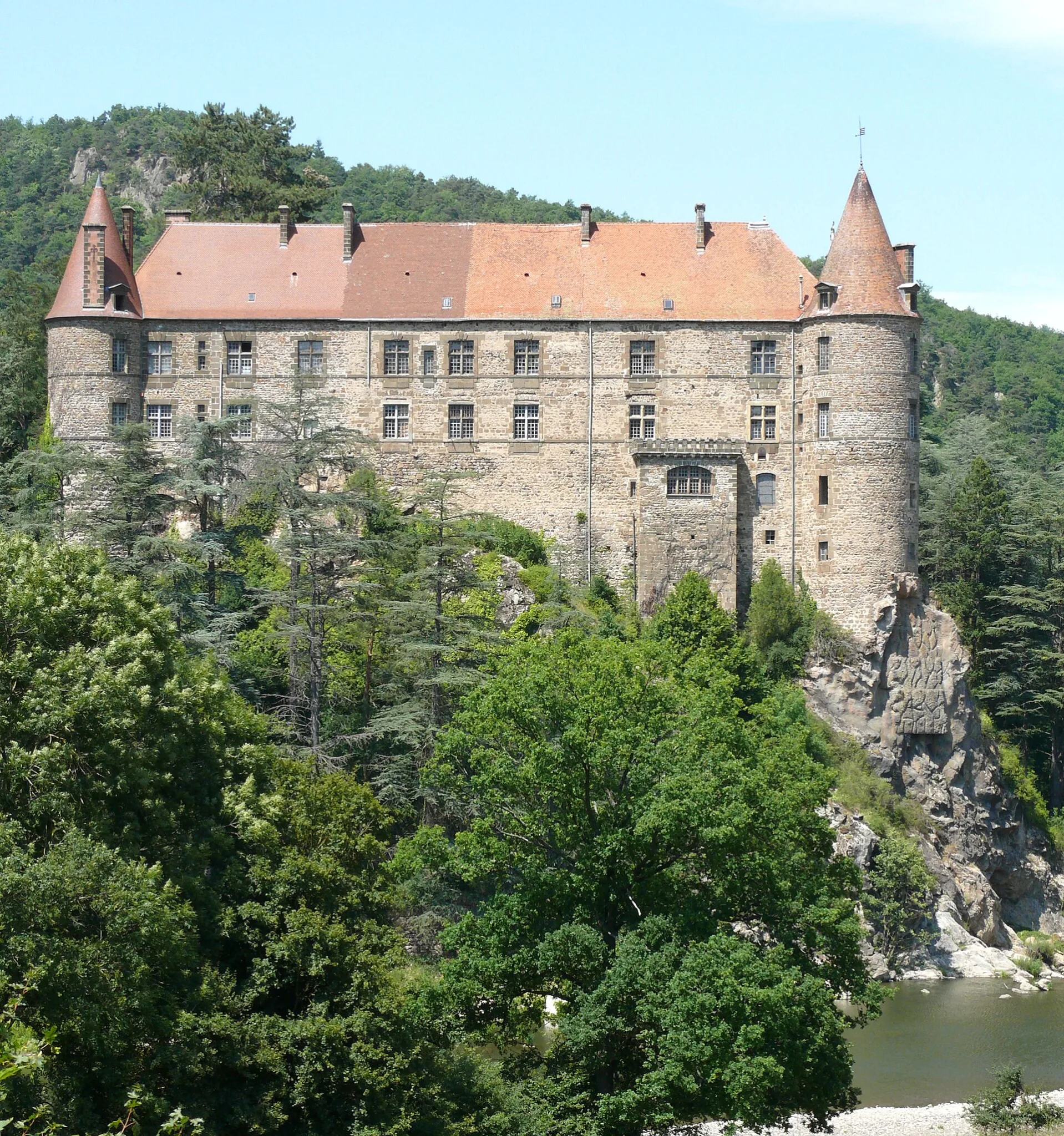 La façade du château de Lavoûte-Polignac au-dessus de la Loire.