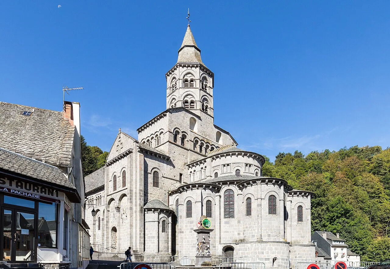 Le village d’Orcival et la basilique Notre-Dame