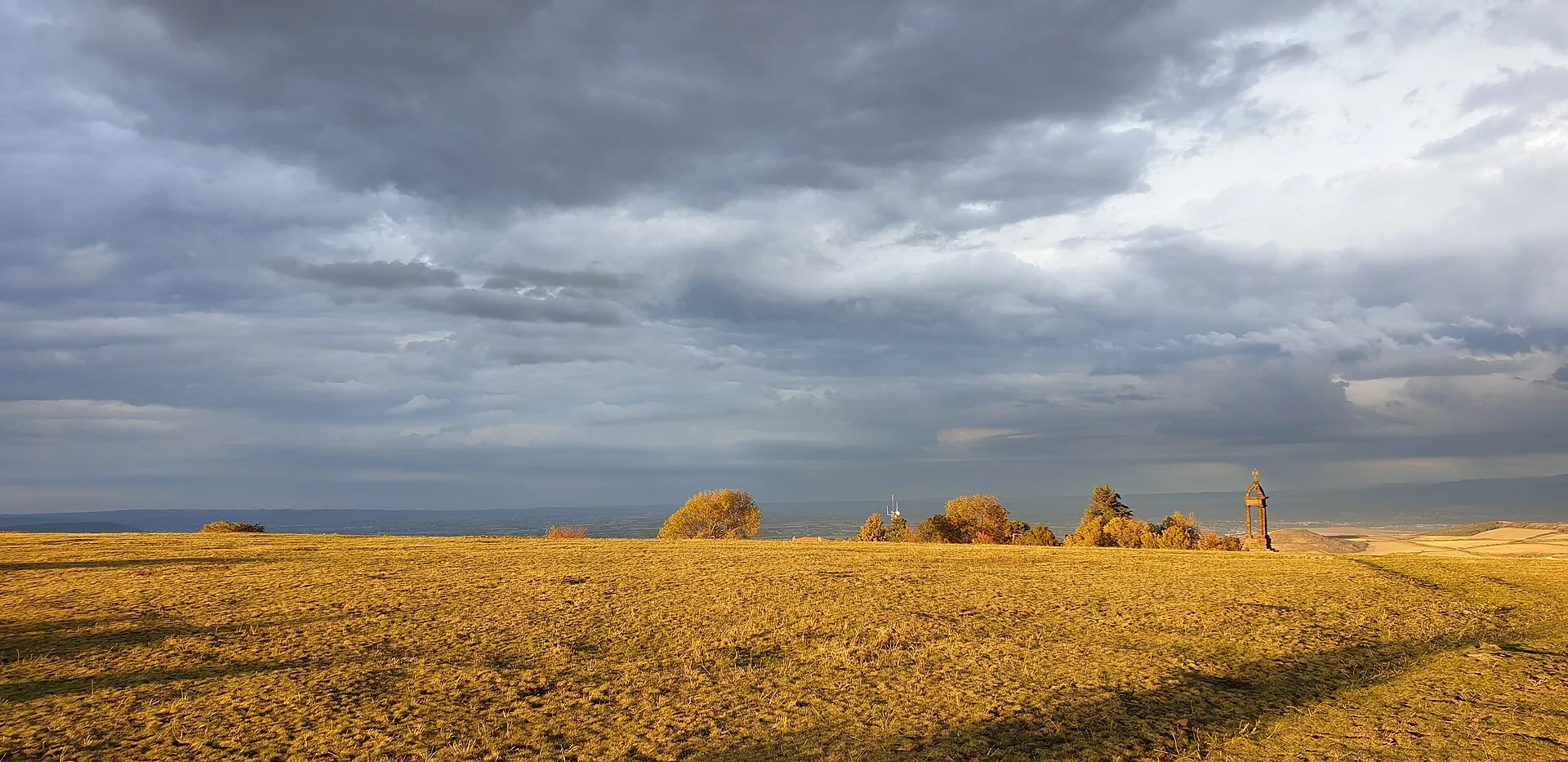 Le plateau de Gergovie au soleil couchant.