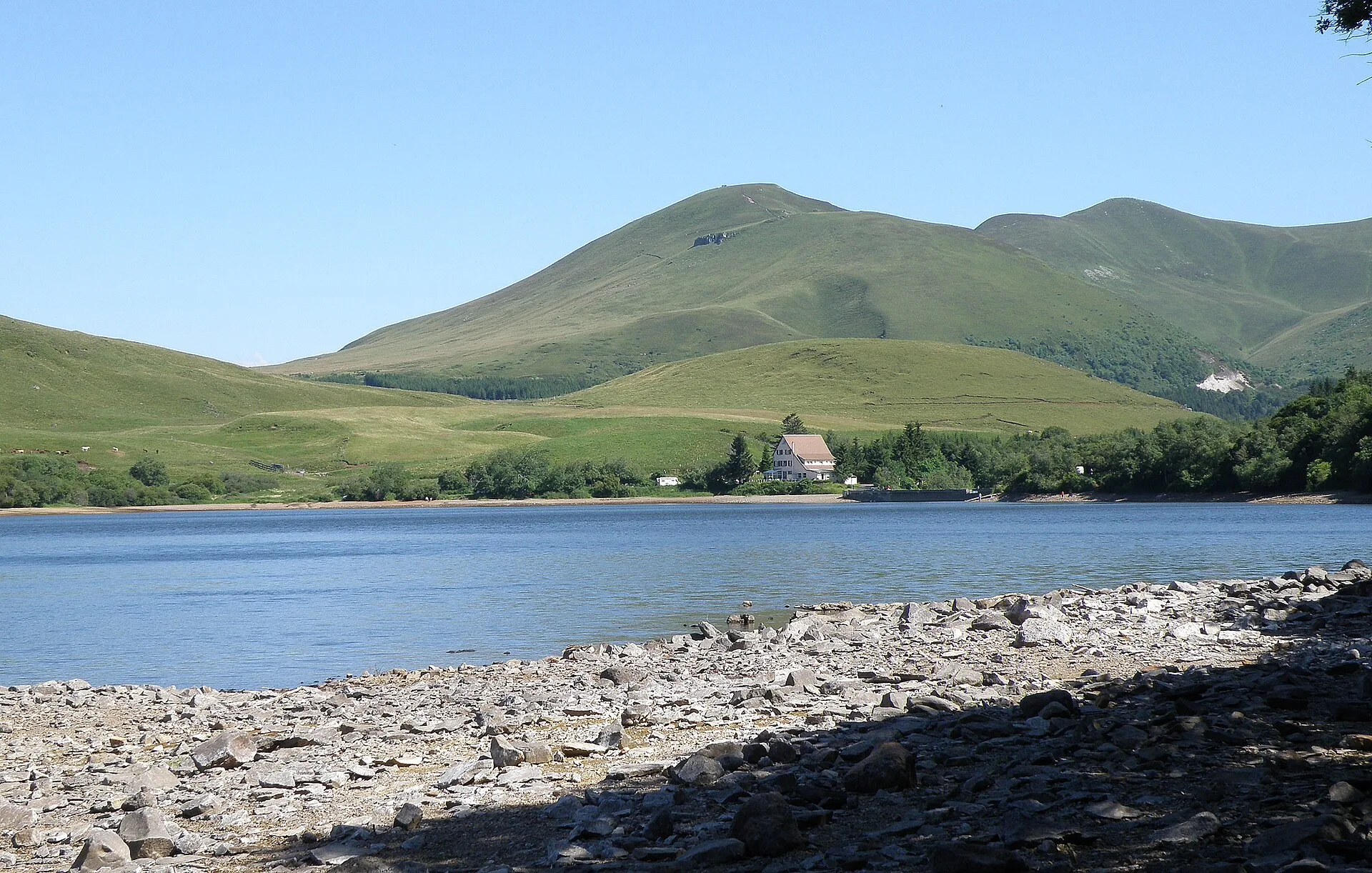 Le lac de Guéry, près du départ de la randonnée du plateau.