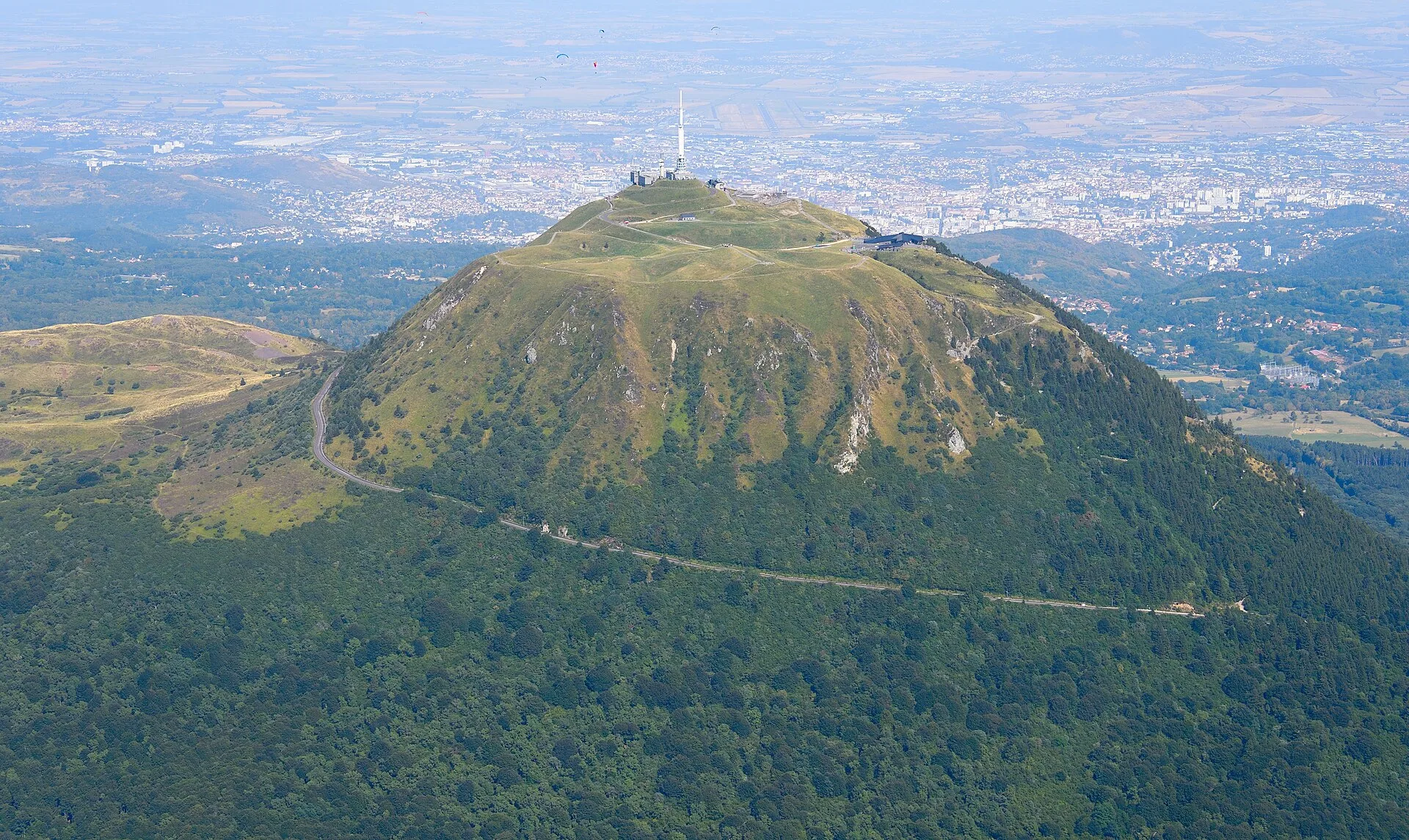 Le puy de Dôme vu depuis l’ouest.