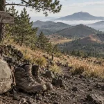 Randonnée volcan auvergne 3 jours, sentier vers cratères et puys.