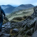 Randonnée volcans d auvergne : randonneur sur le sentier du Puy de Dôme