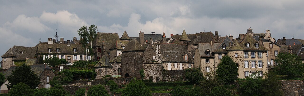 Vue du village de Salers dans le Cantal