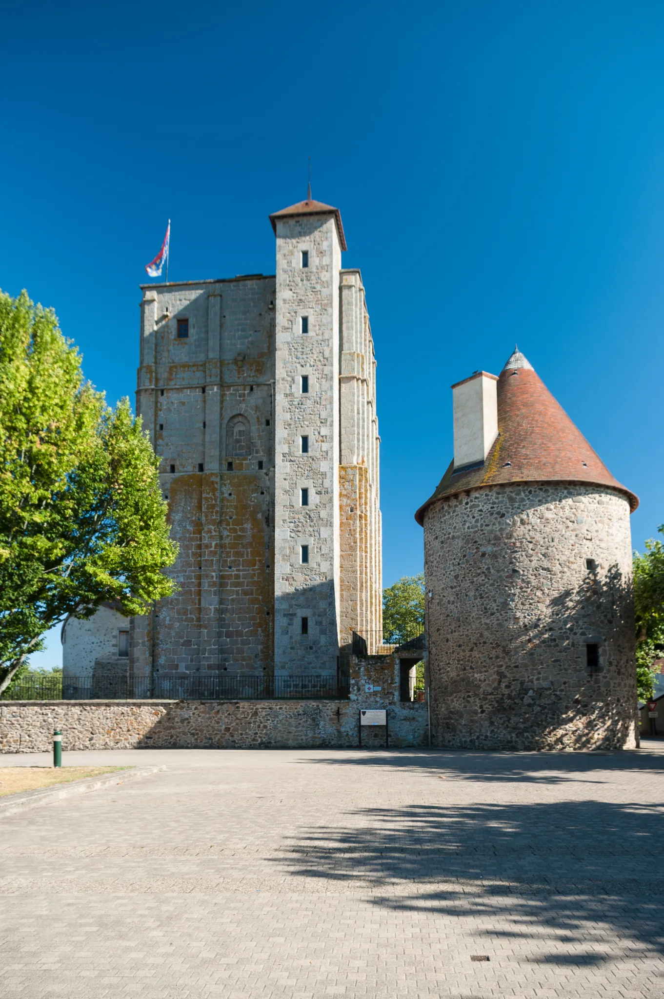 Le donjon de la Toque à Huriel