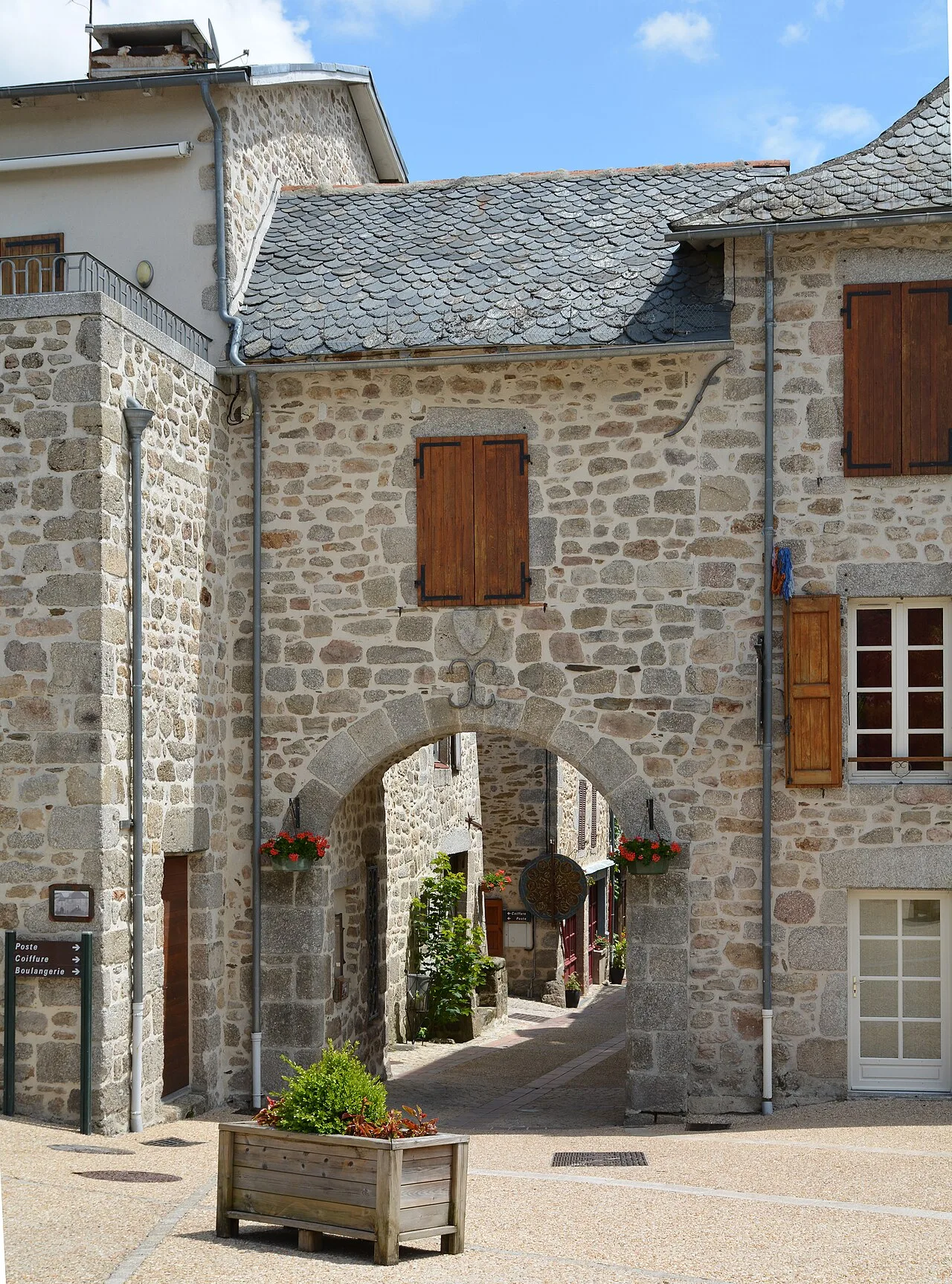 Vue de Marcolès et de son patrimoine