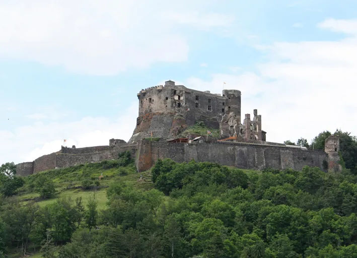 Le château de Murol sur son promontoire