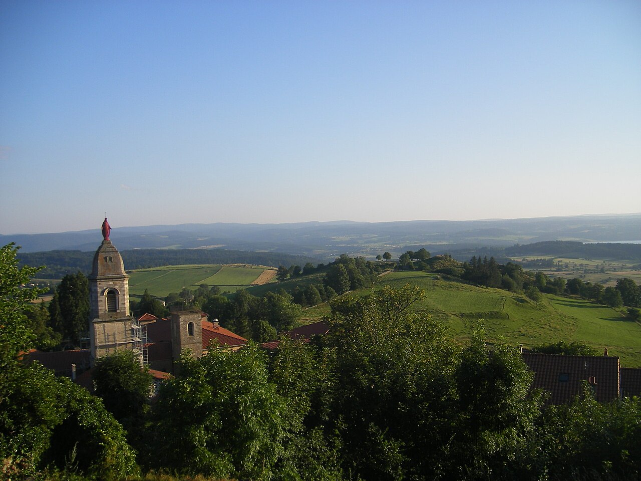 Vue depuis Pradelles vers le lac de Naussac et la Margeride