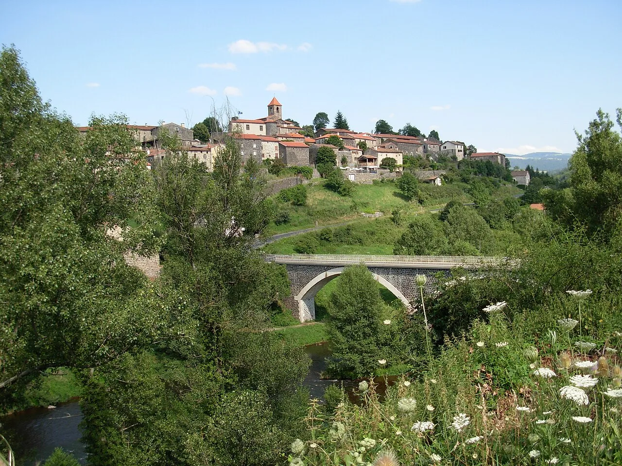 Pont, arbres et village de Saint-Arcons-d’Allier
