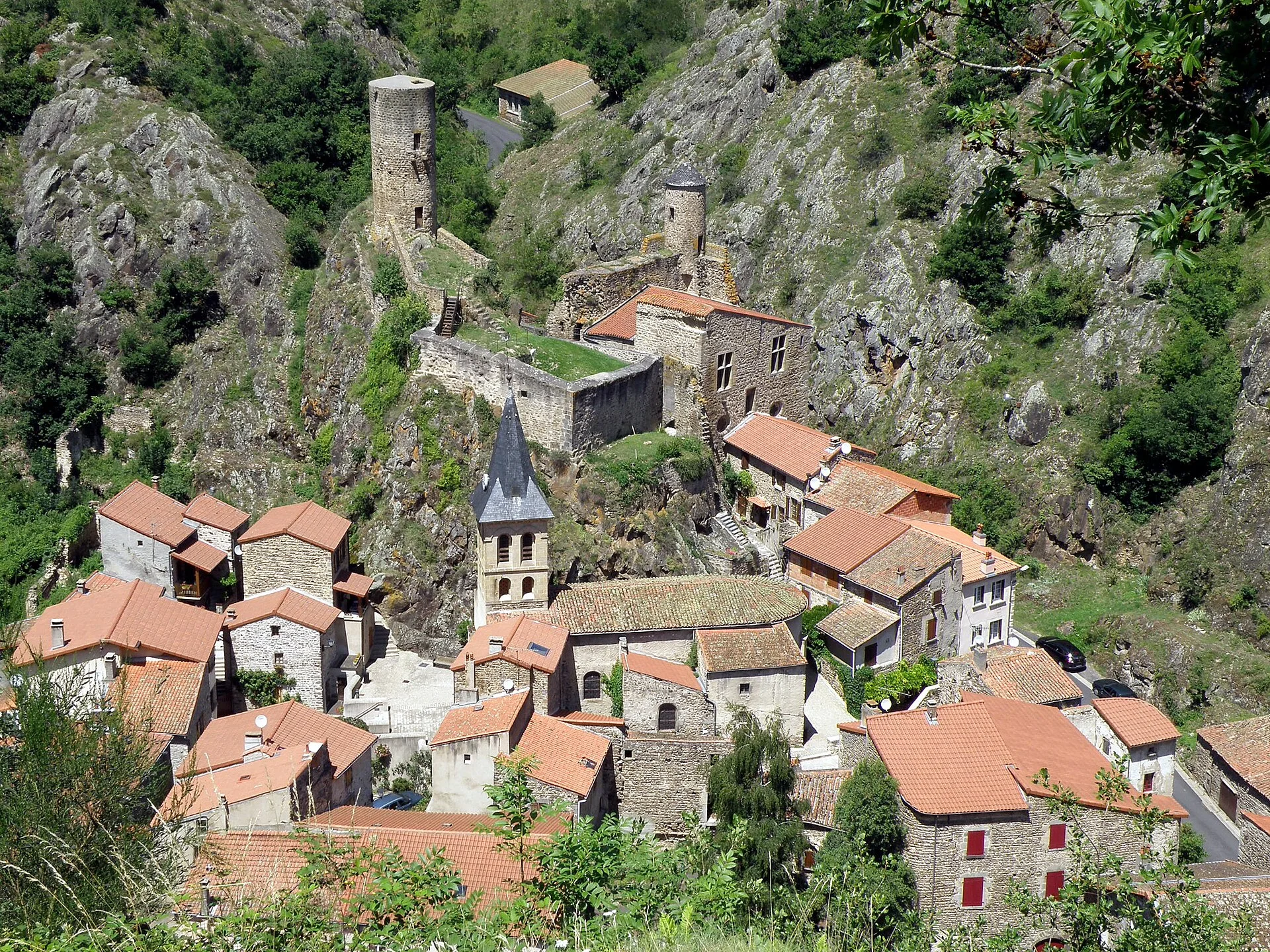 Vue de Saint-Floret et de son château